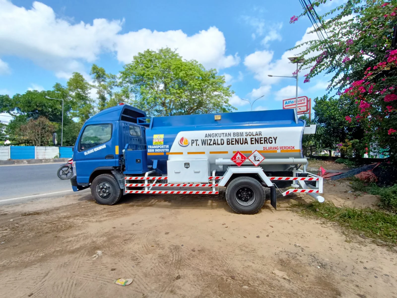 Truk tangki BBM — dokumentasi produk kiriman perusahaan