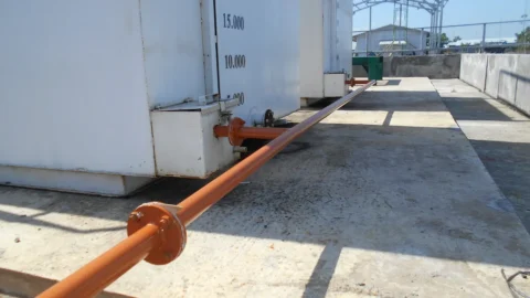Jalur pipa di sisi tangki