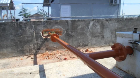 Penetrasi pipa pada dinding penahan