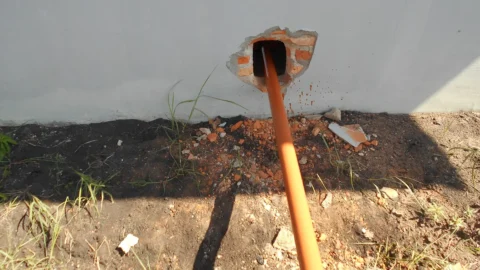 Jalur pipa menembus dinding penahan