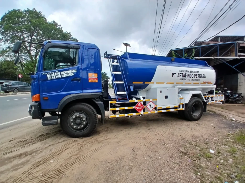Truk tangki PT Artafindo Perkasa — tampak samping