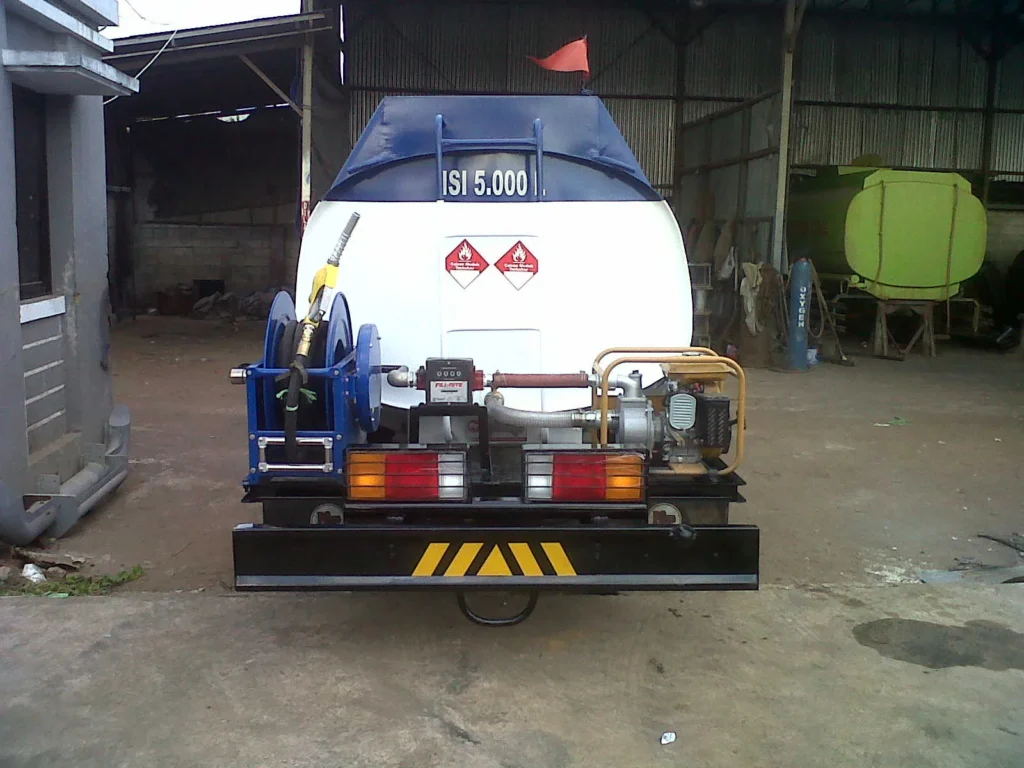Tangki dengan selang dan peralatan fuel dispenser
