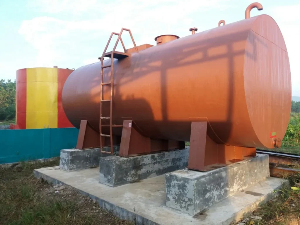 Tangki timbun coklat di atas fondasi beton